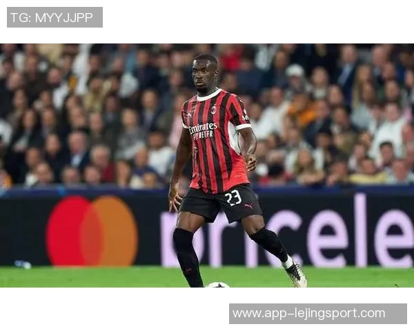 米兰队员莱奥托莫里单独训练普利西奇拉比奥特积极康复中