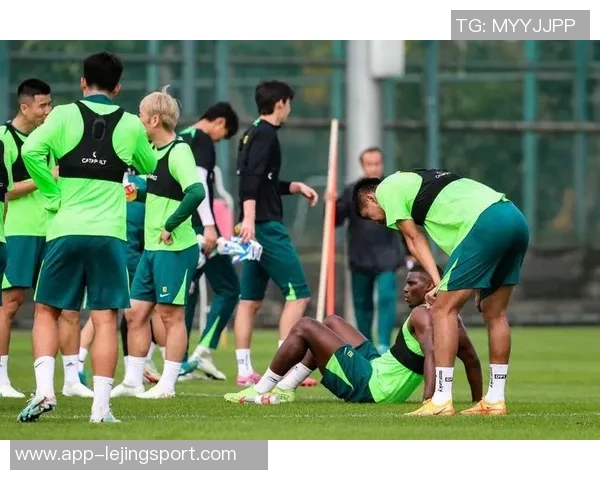 冬训季节北京国安新帅汉斯与罗德里戈携手出征球迷热情分享照片